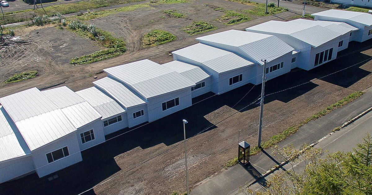 a series of small gabled homes forms atelier meme’s specialized school in japan