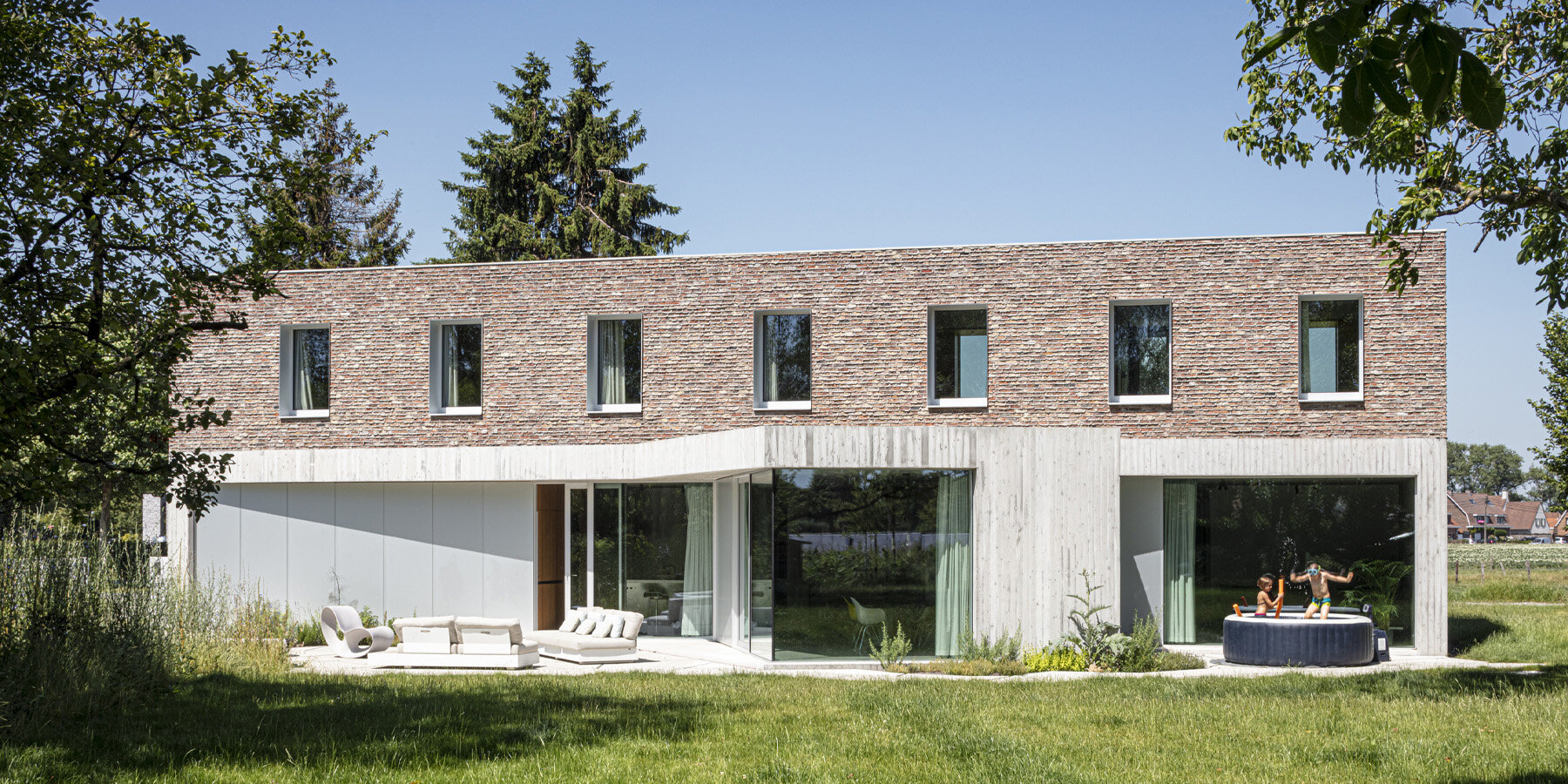 OYO architects converts and expands ruined barn into DeDe house in belgium