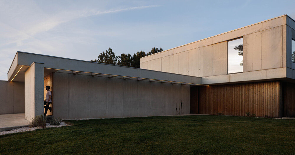 um para um builds home for mundão, portugal from concrete and warm timber