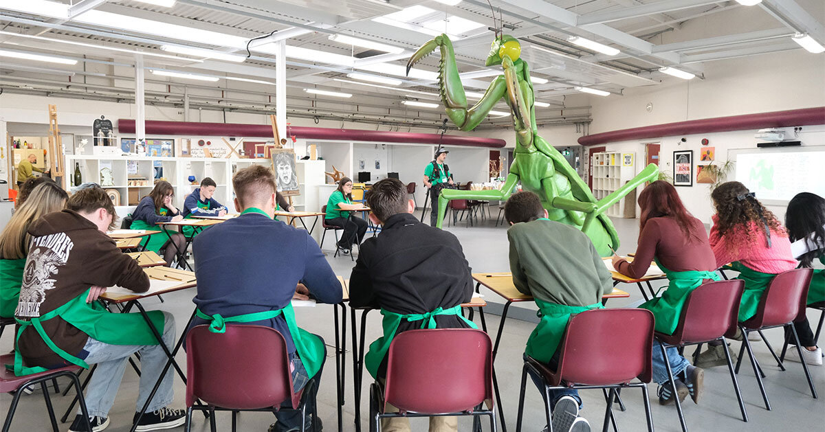 david shrigley’s colossal praying mantis sculpture lands in UK college classroom