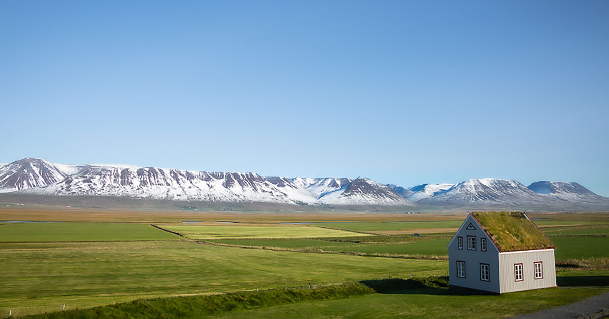 curro cardenal’s photo series captures isolated homes scattered onto iceland’s rugged land