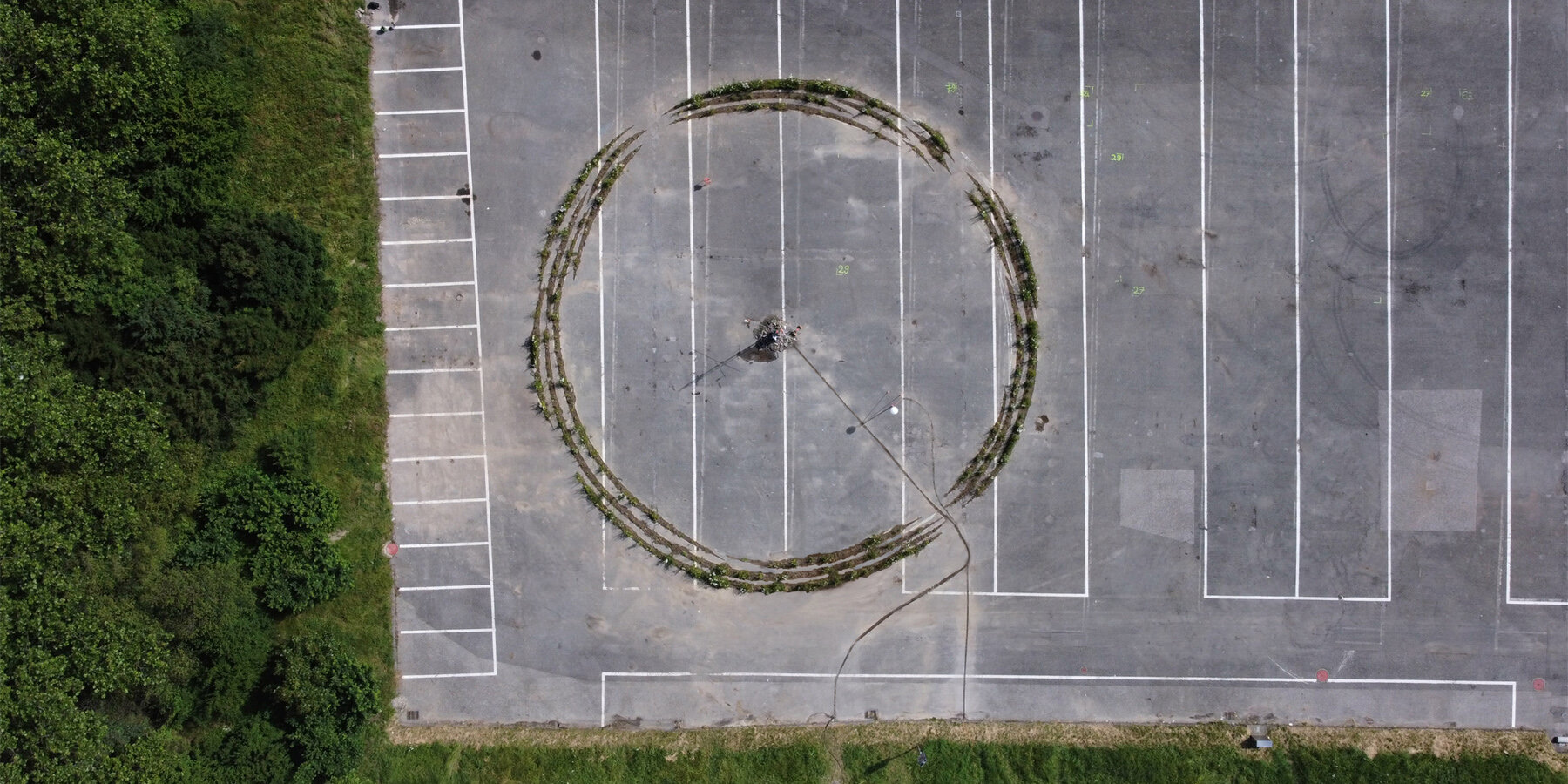 ‘craquelures dans le réel’ is an ephemeral device that ploughs &amp;amp; irrigates asphalt in lausanne