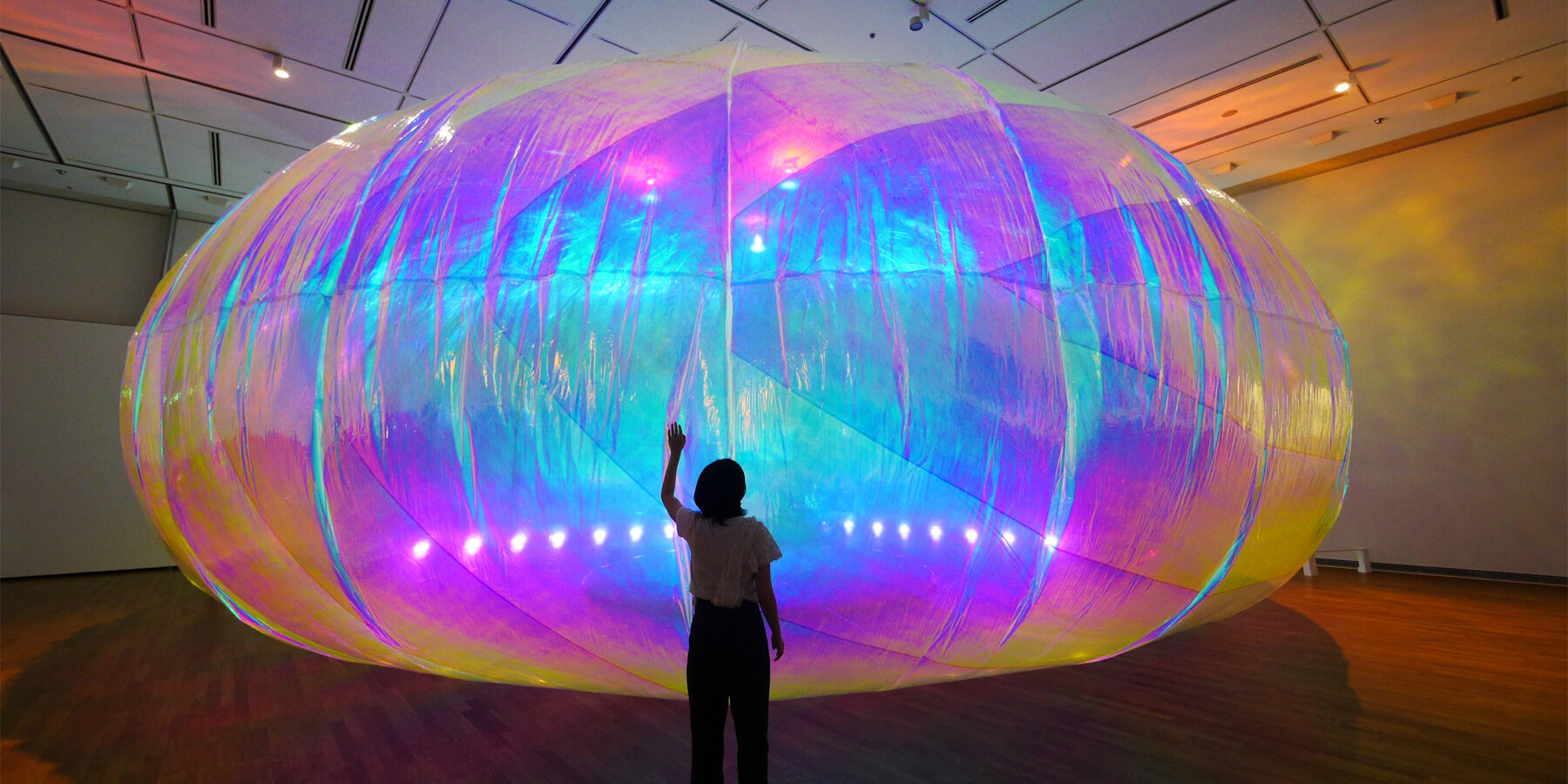 akihito okunaka’s balloon&like sculpture conjures synesthesia at tokyo exhibition