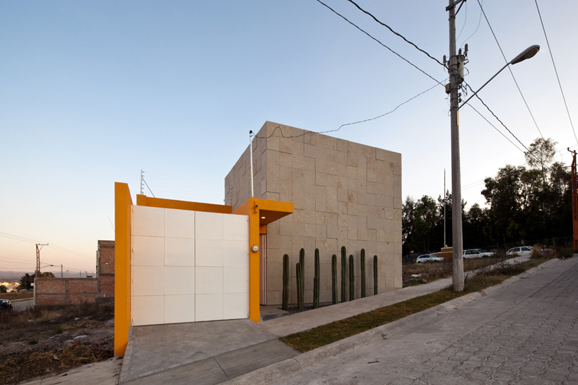 ARQXIOMA creates maximum-privacy casa vivian in guadalajara, mexico