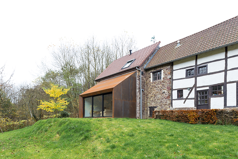 puzzle's architecture adds cortex steel extension to barn in belgium