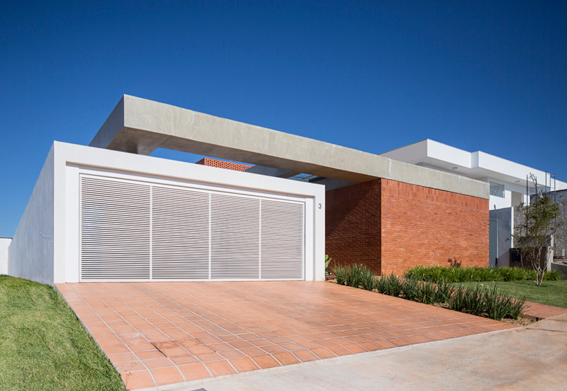 bloco arquitetos casa malva house brasilia designboom