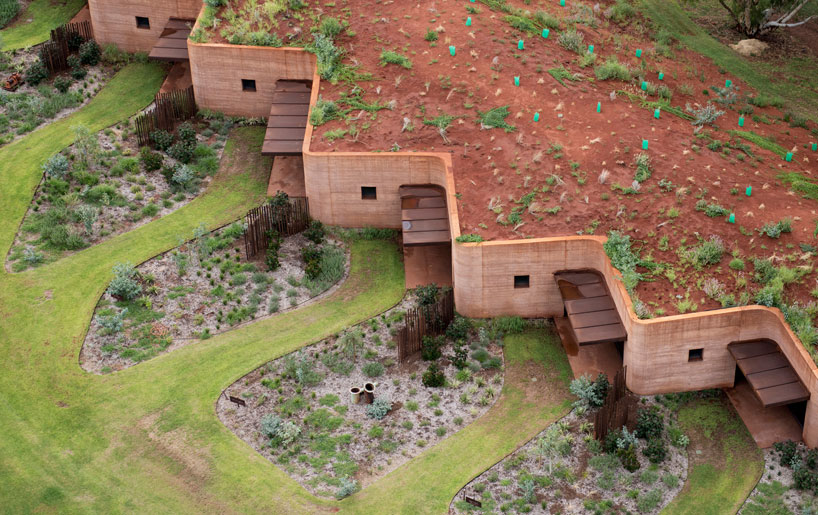 great-wall-of-WA-luigi-rosselli-architects-NW-australia-designboom-02