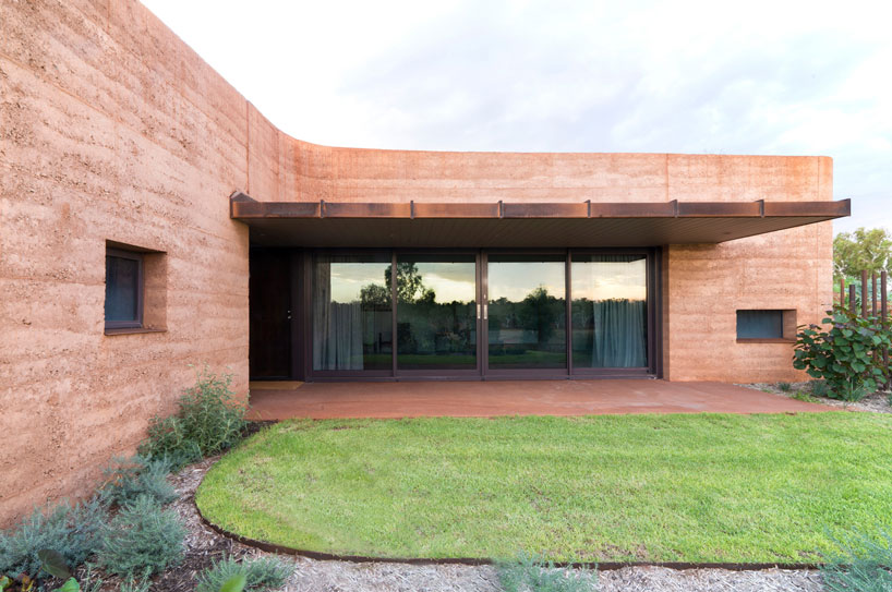 great-wall-of-WA-luigi-rosselli-architects-NW-australia-designboom-02