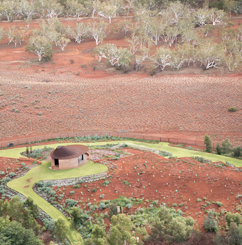 great-wall-of-WA-luigi-rosselli-architects-NW-australia-designboom-02