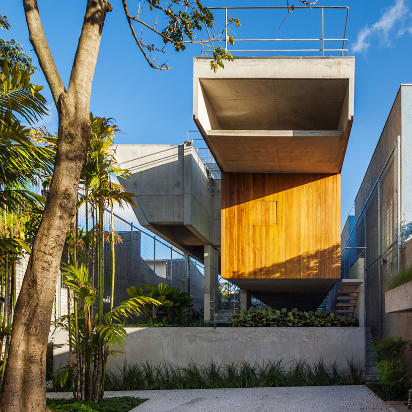 spbr arquitetos build casa fim de semana between garden and pool