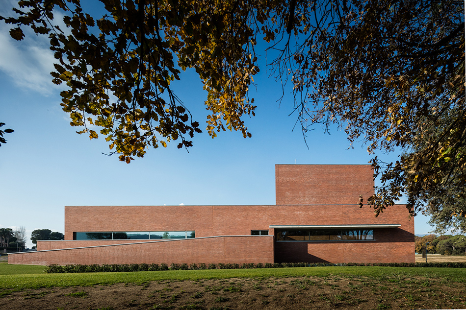 alvaro-siza-vieira-public-auditorium-in-llinars-del-valles-barcelona-designboom-02