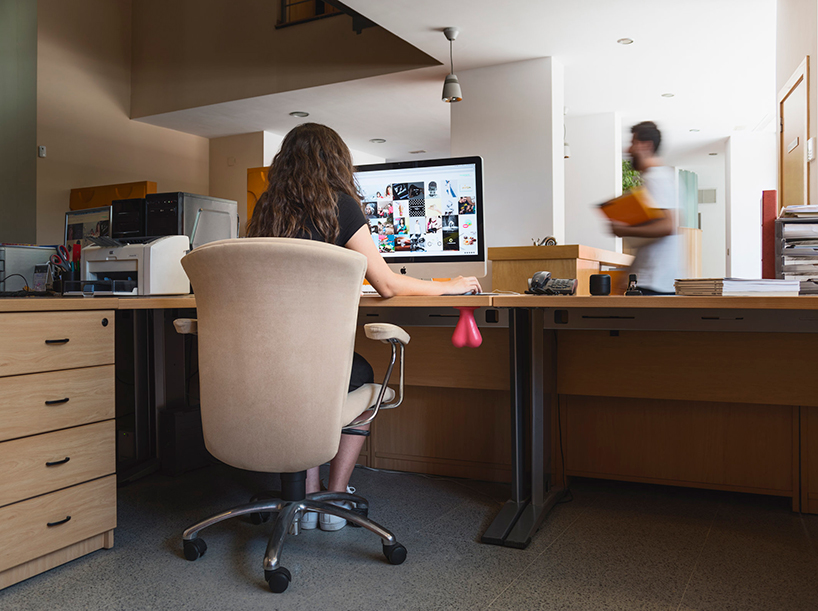 nice-balls-imaginarte-stress-desk-designboom-04.jpg