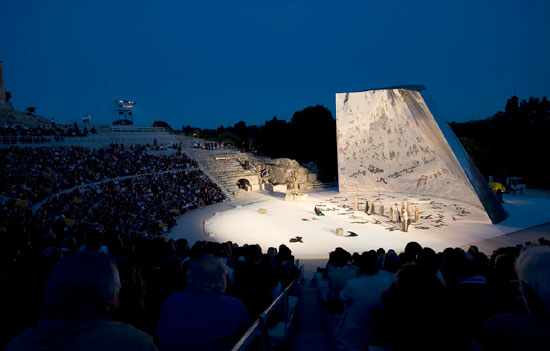 massimiliano fuksas: scenography of medea and edipo for ... - 550 x 351 jpeg 32kB