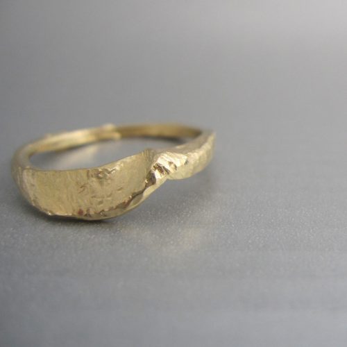 handmade onda ring reveals an ethereal organic form | designboom shop
