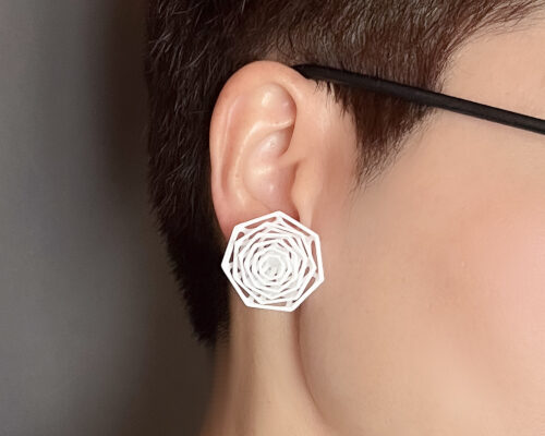 speira earrings made with a linear geometric composition