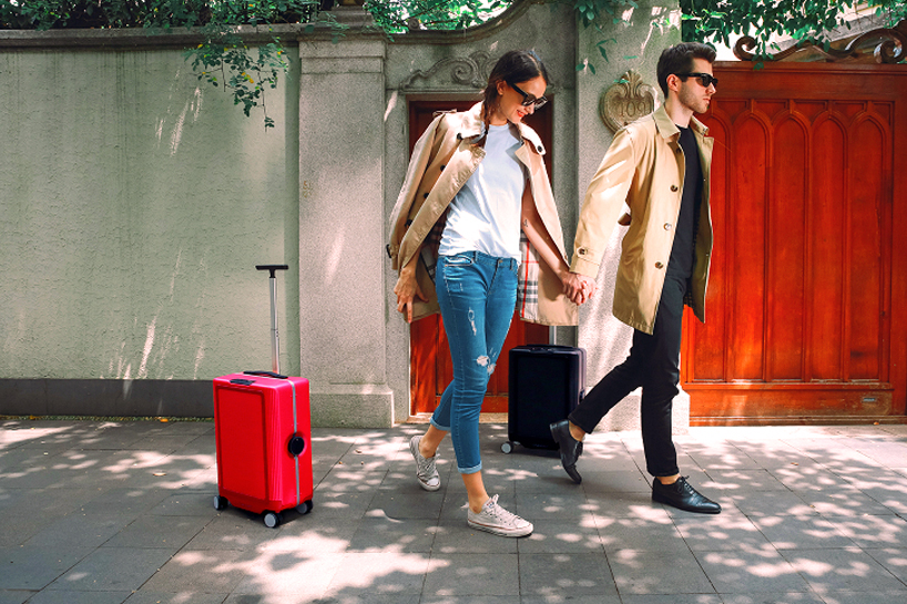 COWAROBOT R1: the carry-on suitcase that autonomously rolls along with you