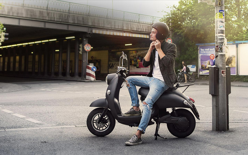 100 km range UNU electric scooter features portable battery unit