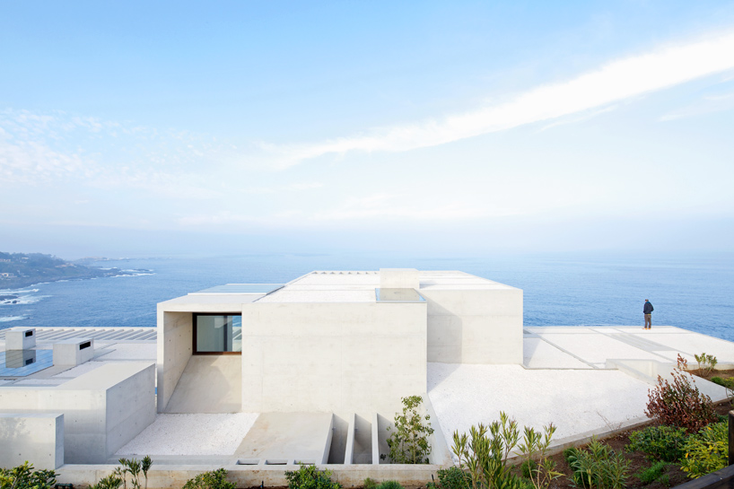 MO house by gonzalo mardones presents panoramic coastal views