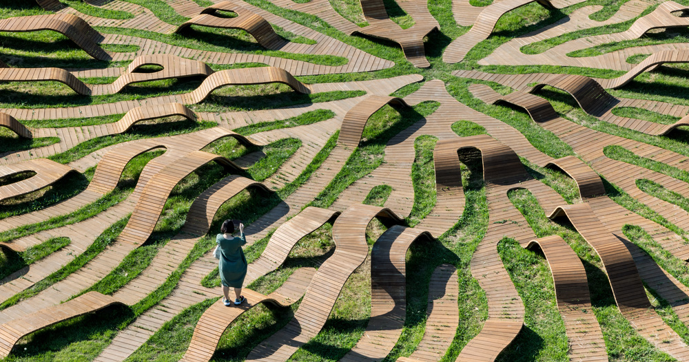 yong ju lee installs 'root bench' within seoul's hangang park