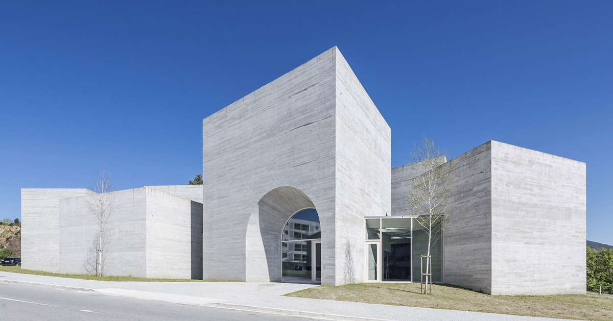 spaceworkers joins concrete volumes for romanesque exhibition building ...