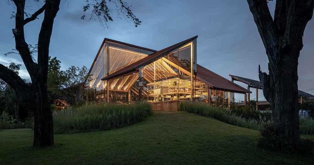 transparent volume of NITAPROW's patom cafe reveals folding roof