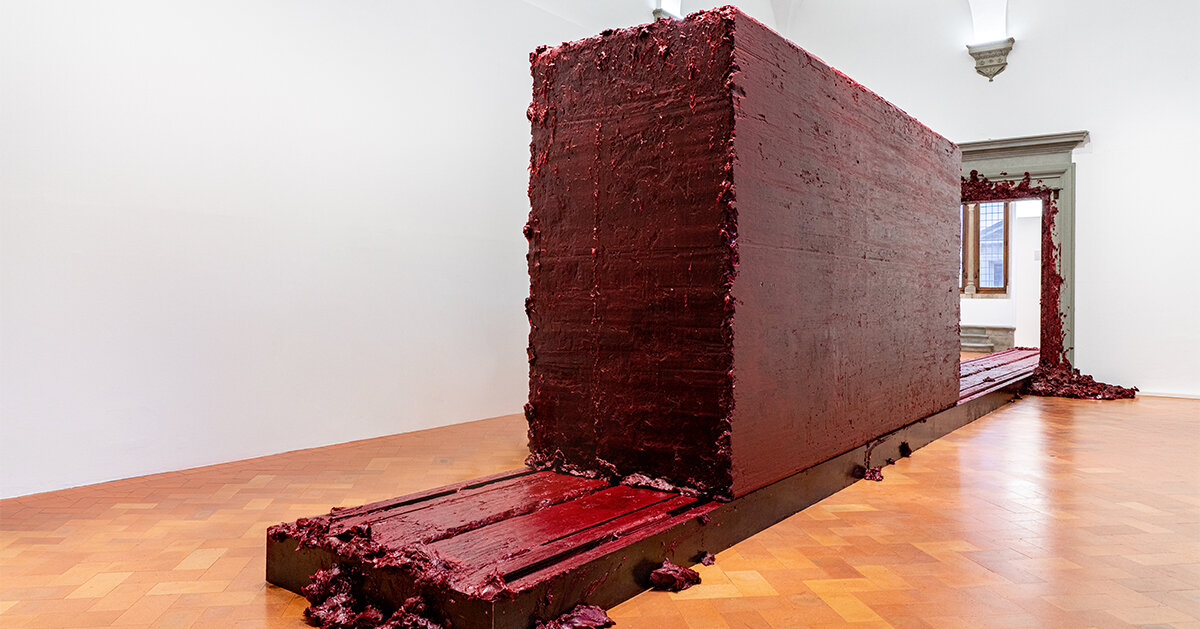 anish kapoor weaves 'untrue' and 'unreal' sculptural works into palazzo