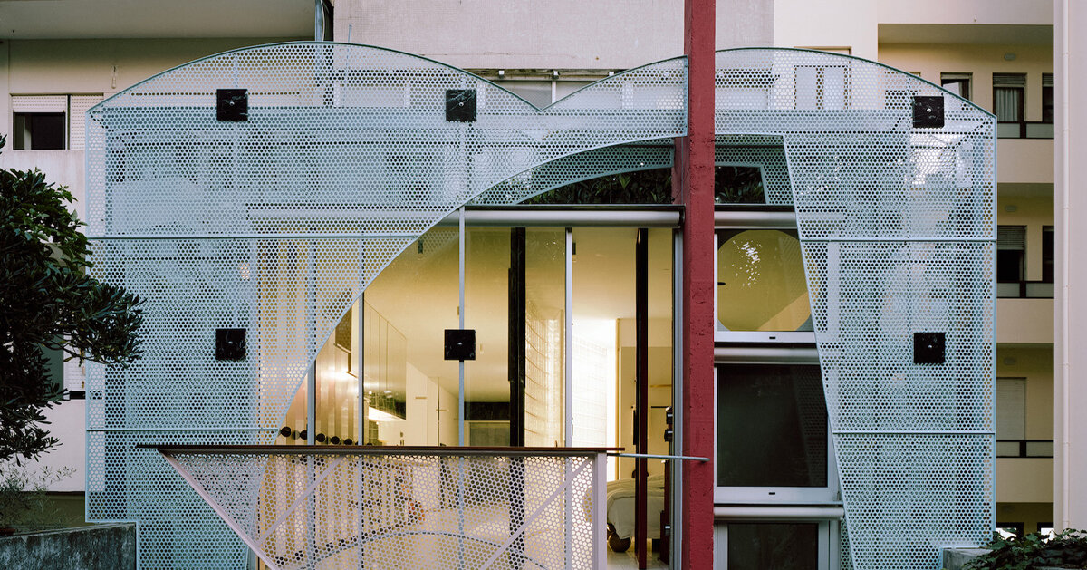 fala atelier weaves glass bricks and metal mesh in porto flat