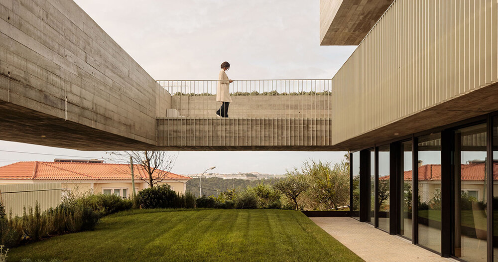 SIA arquitectura builds gravity-defying home with cantilevered pool