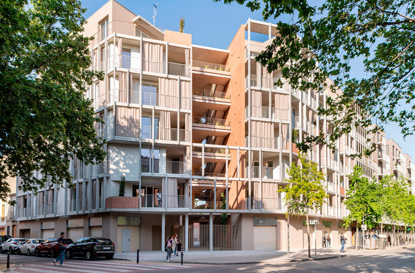 Corner building in Barcelona with open, green courtyard