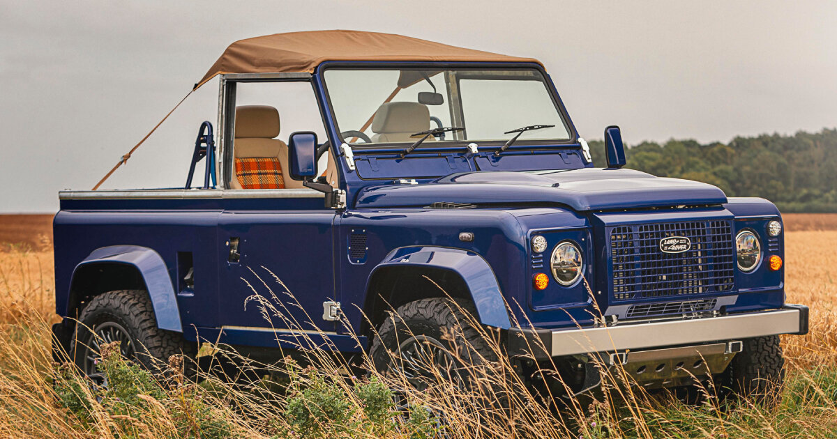 The Kingsley 4×4 Defender can be equipped with panoramic glazing or an open top with a “bikini” cover.