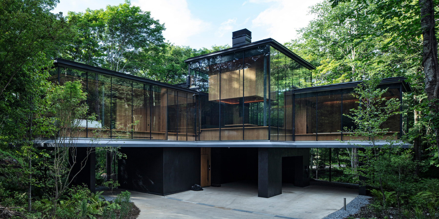 KEIN HOTEL KITAKARUIZAWA IRORI combines wood and glass in the Japanese forest