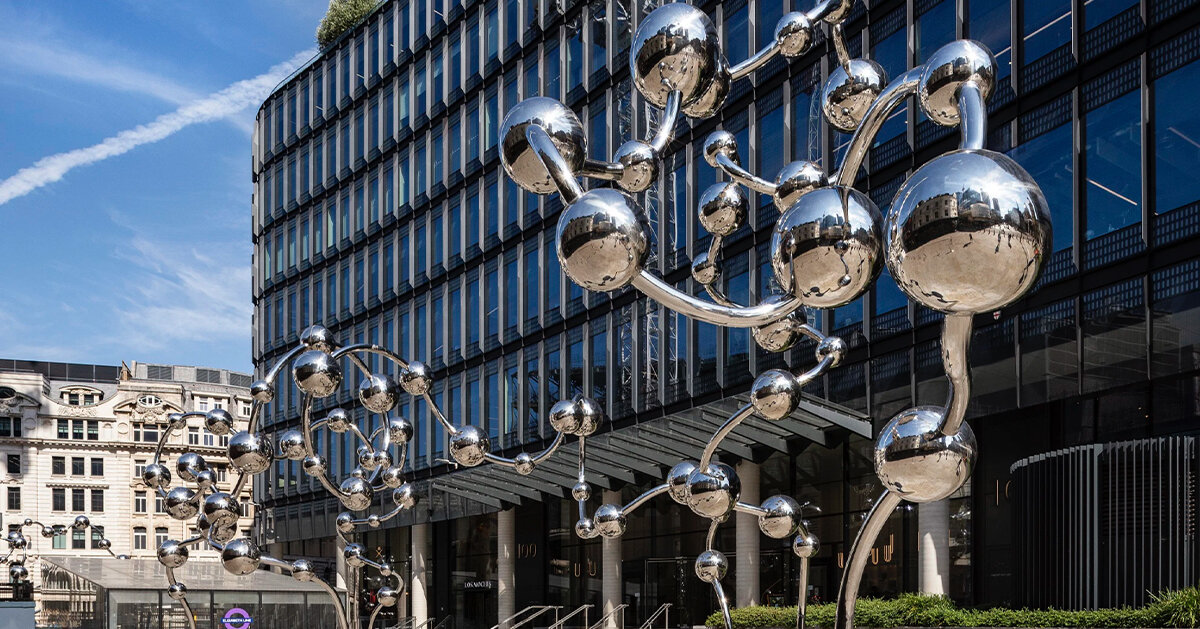 yayoi kusama's infinite accumulation lands in london as soaring silver  spheres