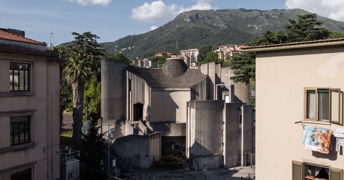 ste murray captures brutalist curves and rings of sacra famiglia church in italy as it turns 50