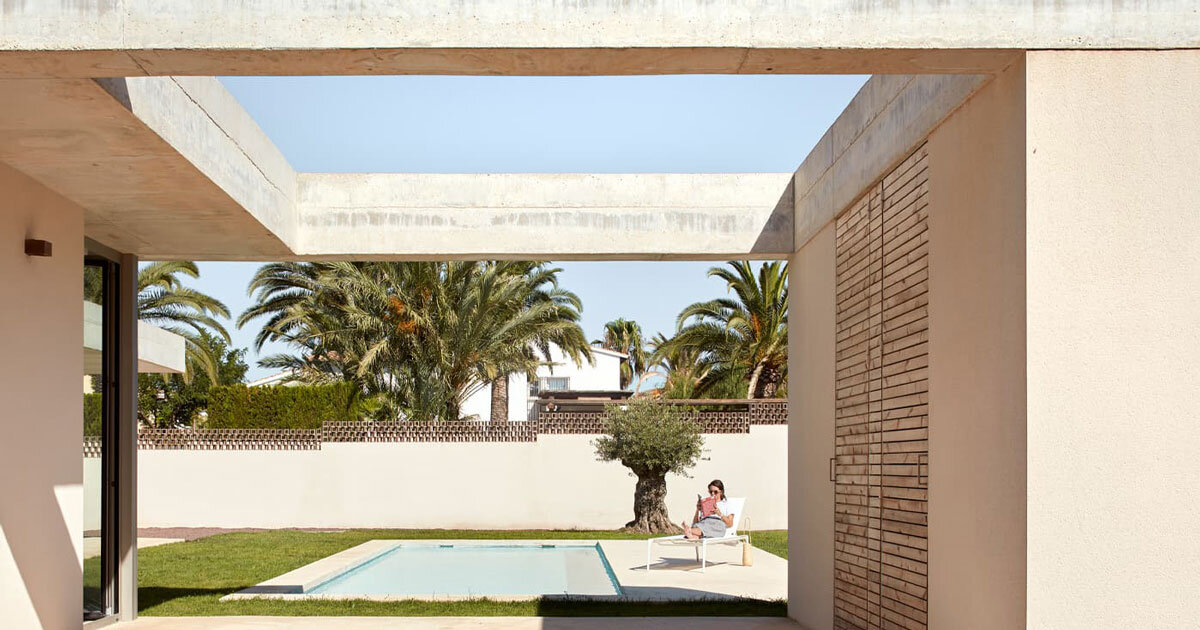 green courtyards encircle casa en dénia by quadrat estudio along natural park in spain