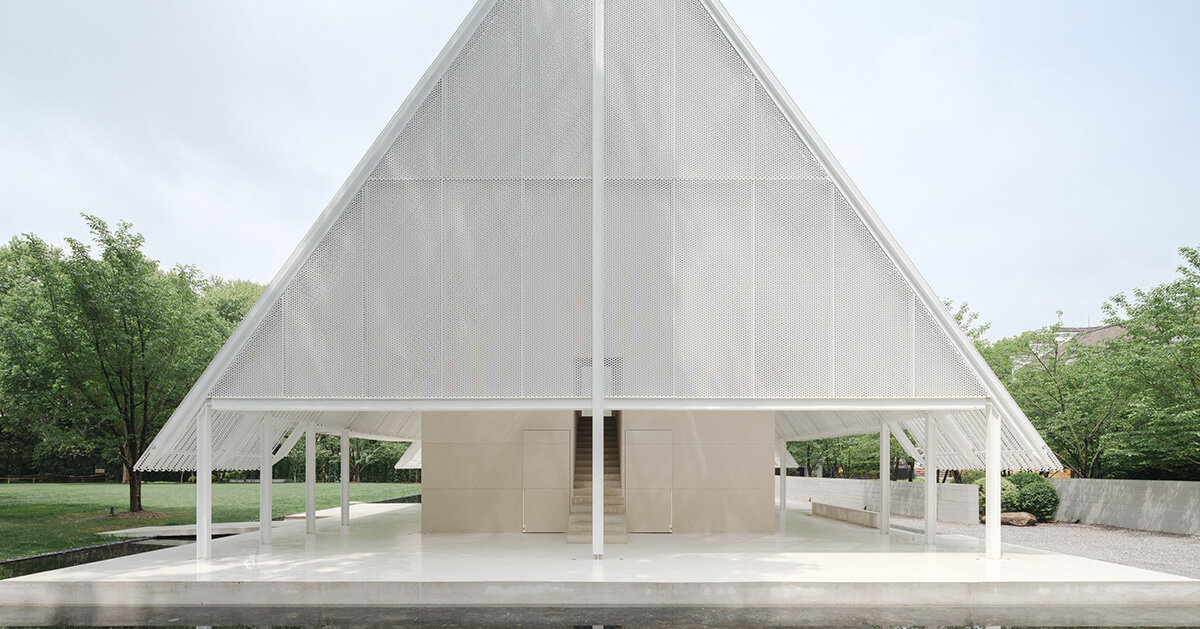 wing-like roof covers open gathering area by SHISUO in shanghai’s memorial park