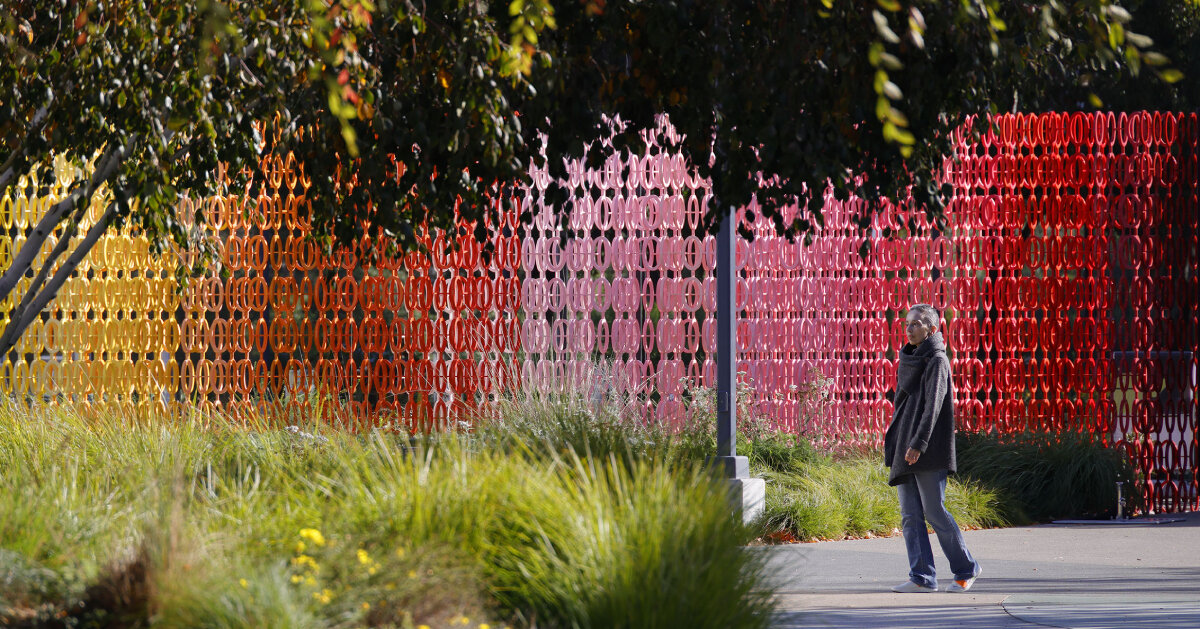 emmanuelle moureaux wraps google HQ with interlocking rings of 100 colors in california 