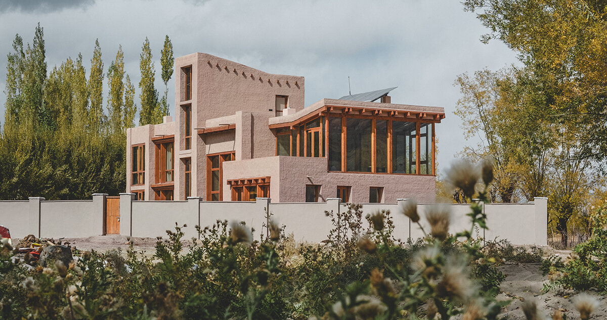 northern indian vernacular guides field architects’ earth-clad gulzar’s residence