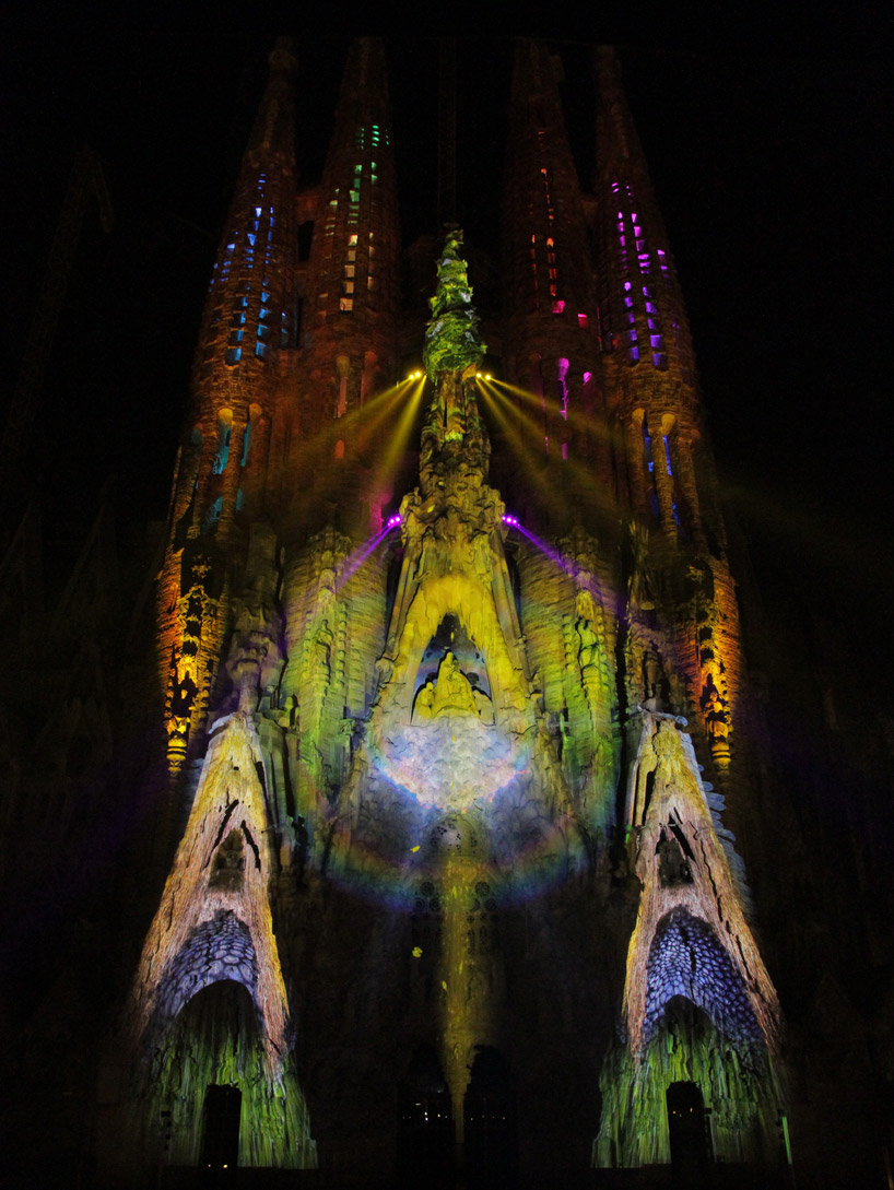 projection on the façade of gaudi's sagrada familia by moment factory