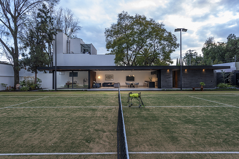 open horizontal pavilion decorates private tennis club by OW arquitectos in  mexico