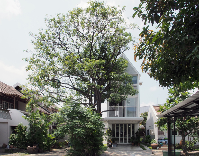 metal mesh skin adorns art center's concrete facade in bangkok