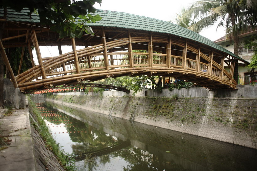  indonesian  architects  without borders bamboo bridge in 