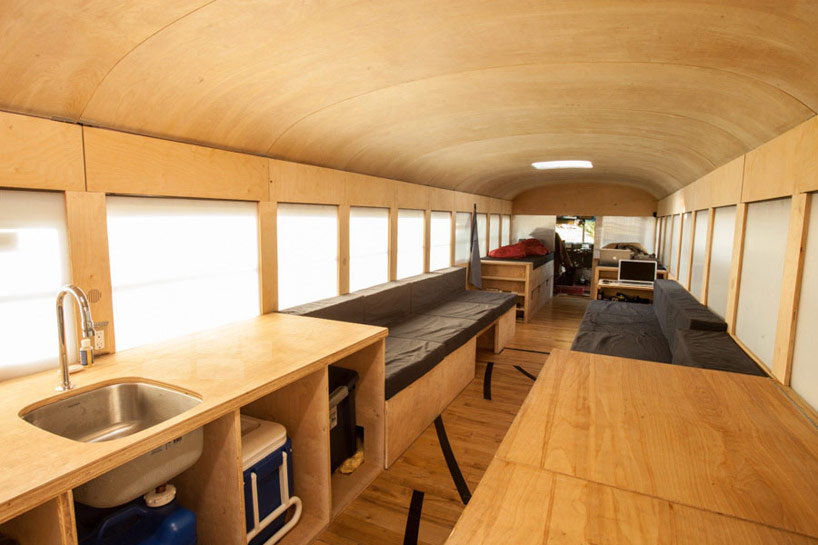 Autobús escolar convertido en una casa de diseño