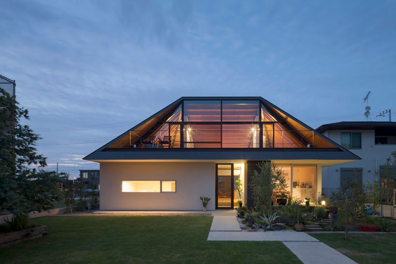 house-with-a-large-hipped-roof-by-naoi-architecture-design-office