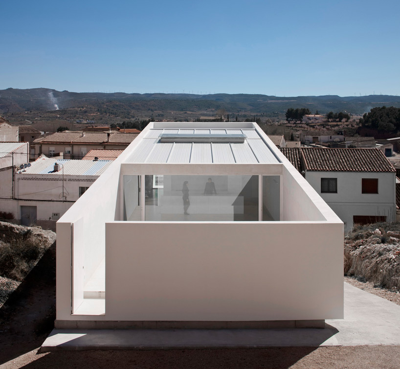 Fran Silvestre Embeds Mountainside House In Valencia   Fran Silvestre House On Mountainside Overlooked By Castle Designboom 05 