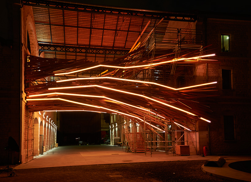 1024 architecture wraps building's footbridge with generative light