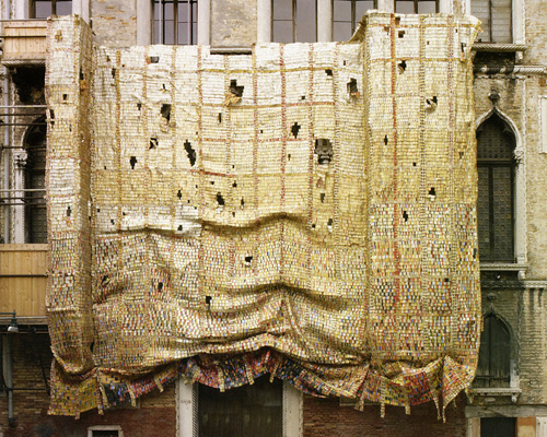 el anatsui awarded golden lion for lifetime achievement of