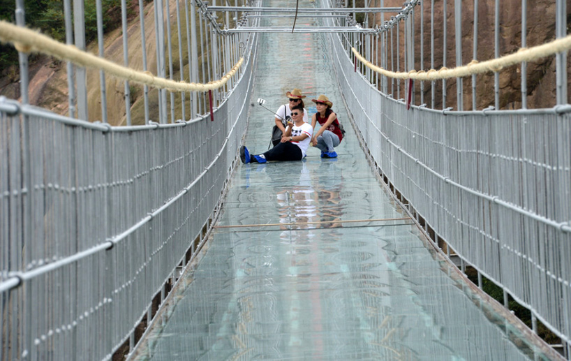 china glass suspension bridge brave mens bridge haohan qiao shiniuzhai park designboom 03