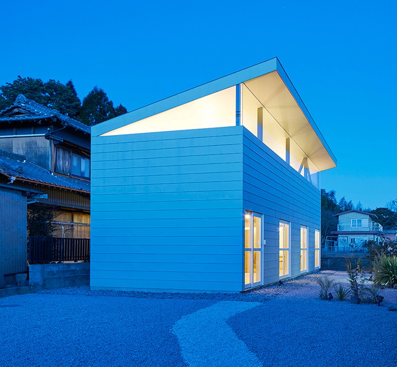 SYAP's house in yokkaichi topped with a shed roof in ...