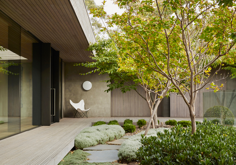 inarc links courtyard house provides visual links to golf course landscape