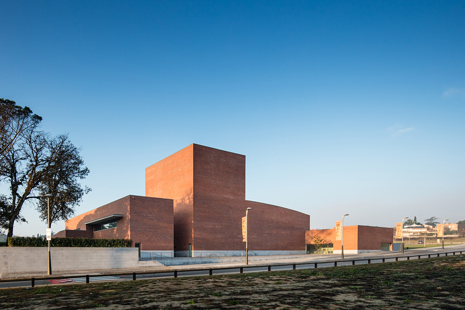 alvaro siza vieira public auditorium in llinars del valles barcelona designboom 02